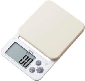 タニタ(Tanita) クッキングスケール シリコンカバー付き 最小表示0.1g 最大計量2kgまで計れる 収納に便利なフック穴付き デジタル はかり ホワイト KJ-212 WH